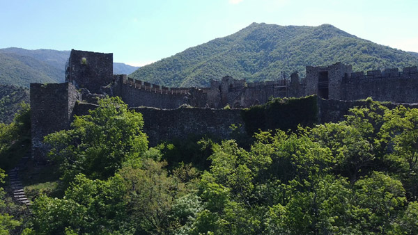 Tvrđava Maglič okružena planinama u dolini Ibra.