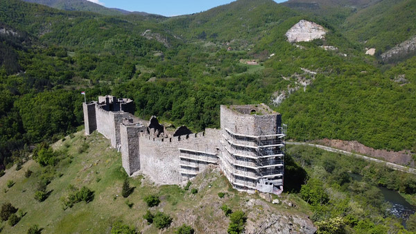Pogled odozgo na kulu i tvrđavu Maglič.