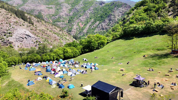 Undergrad, muzički festival u prirodi, smešten u podnožju srednjovekovne tvrđave Maglič.