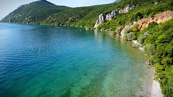Ohridska plaža sa pogledom na Ohridsko jezero i planine