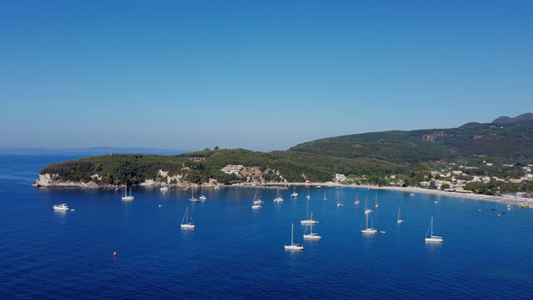 Čamci usidreni pored plaže Valtos u Pargi u Grčkoj