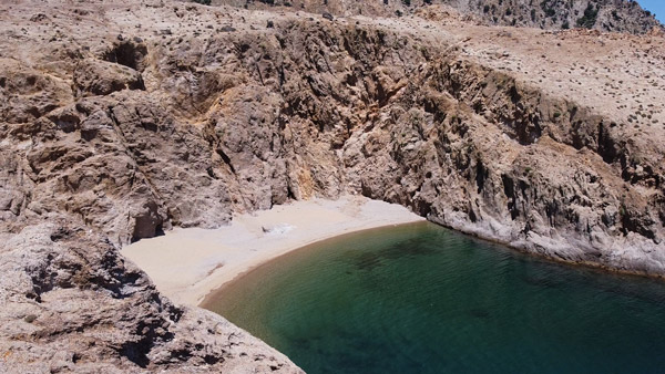 Skrivena plaža i uvala na ostrvu Samotraki u Grčkoj.