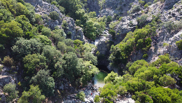 Zelena klisura sa bazenom na ostrvu Samotraki.