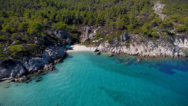 Skrivena plaža na Sitoniji sa kristalno čistim tirkiznim morem i netaknutom prirodom.