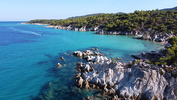 Kavourotrypes plaža na Sitoniji sa tirkiznim morem i impresivnim stenovitim pejzažom